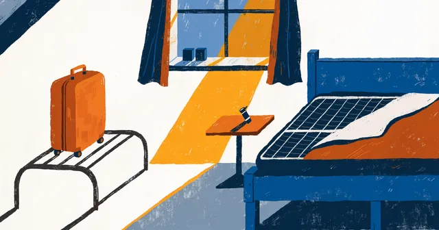 Schlafzimmer mit abgezogener Matratze, Koffer auf dem Ständer und Taschenlampe