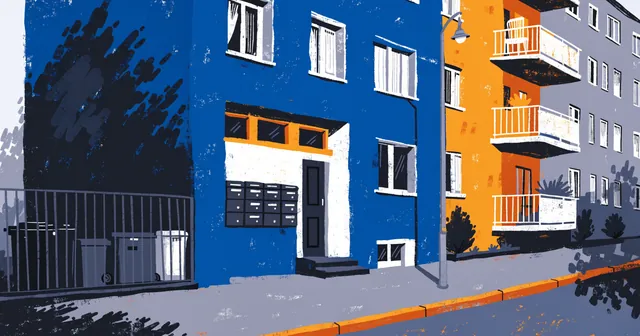 Mehrfamilienhaus mit Briefkästen, Müllplatz und Kellerfenster an der Straße